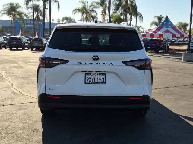 Used 2026 Toyota Sienna LE FWD image 6