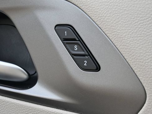 Used 2023 Chrysler Pacifica Touring-L FWD image 17