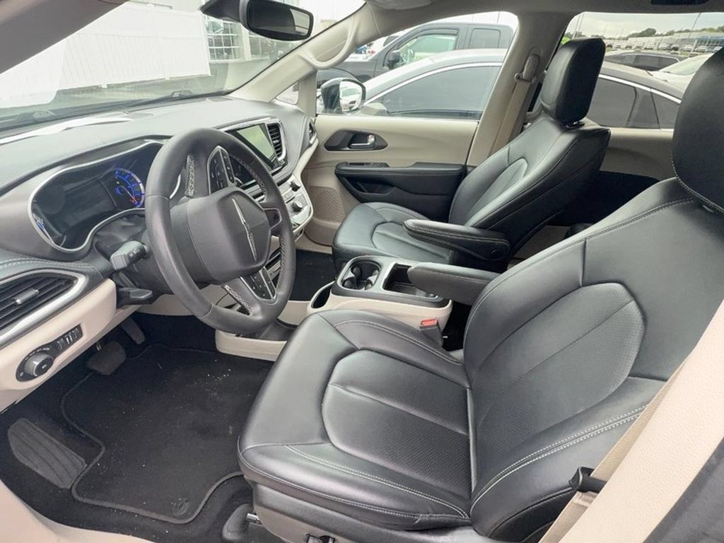 Used 2024 Chrysler Pacifica Limited FWD image 11
