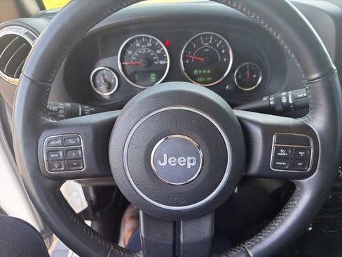 Used 2018 Jeep Wrangler Unlimited Sahara w/ Connectivity Group AWD/4WD image 9
