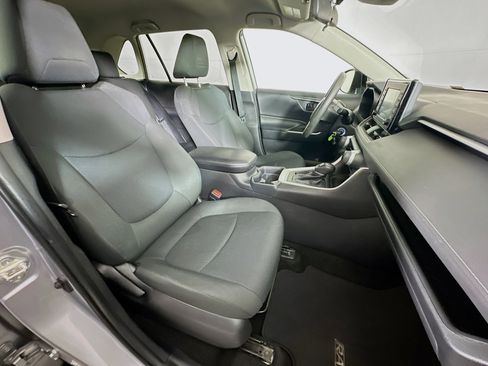 Used 2020 Toyota RAV4 LE FWD image 28