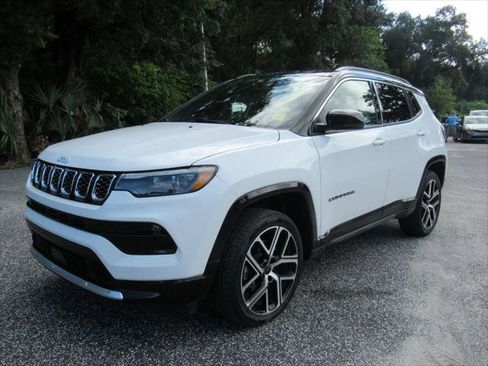 Certified 2025 Jeep Compass Limited w/ Elite Group AWD/4WD image 3