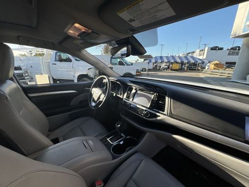 Used 2019 Toyota Highlander XLE image 29