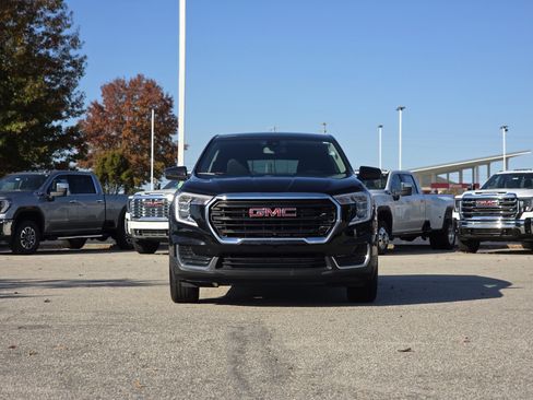 Used 2024 GMC Terrain SLE image 2