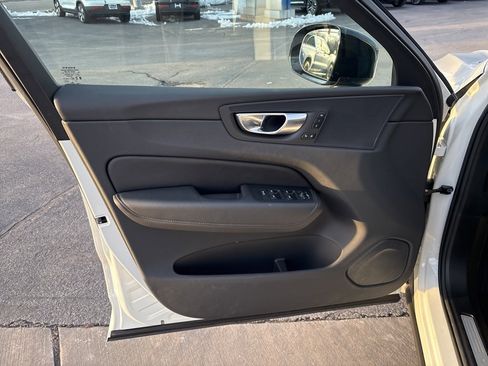 Used 2025 Volvo XC60 B5 Plus image 17