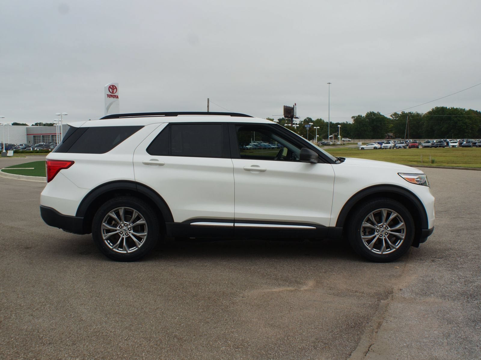 Used 2022 Ford Explorer XLT w/ Equipment Group 202A RWD image 22