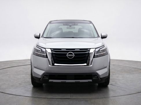 Used 2025 Nissan Pathfinder SV FWD image 2