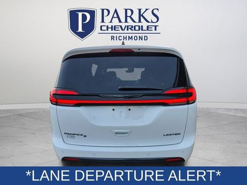 Used 2025 Chrysler Pacifica Limited image 6
