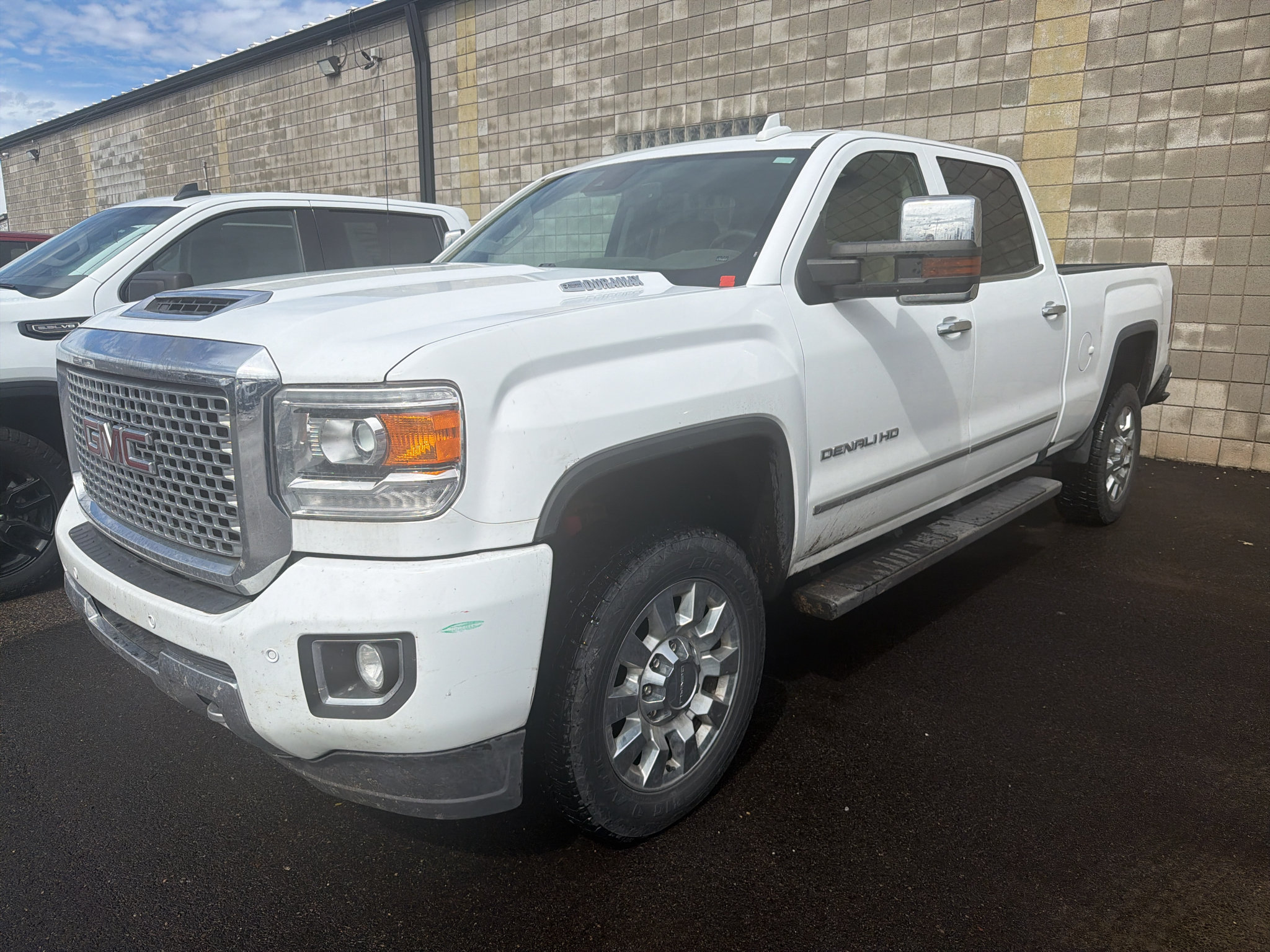 Used 2017 GMC Sierra 2500 Denali w/ Duramax Plus Package AWD/4WD image 1