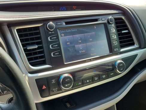 Used 2015 Toyota Highlander XLE image 24