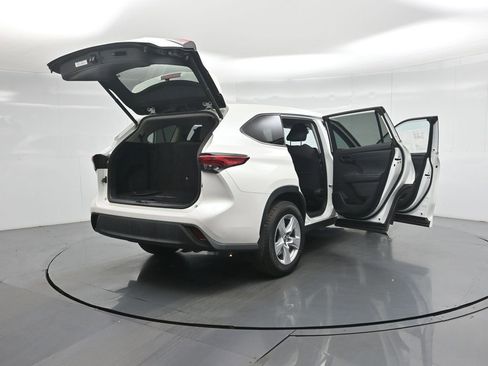 Used 2021 Toyota Highlander LE image 5