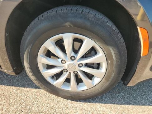 Used 2018 Chrysler Pacifica Touring-L FWD image 2