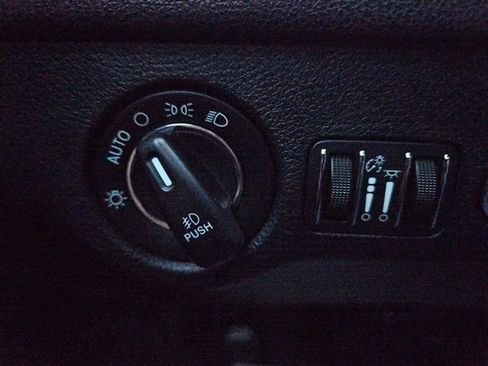 Used 2018 Chrysler 300 S image 26