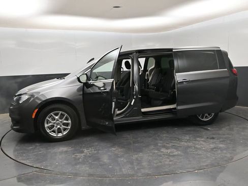 Used 2023 Chrysler Voyager LX image 34