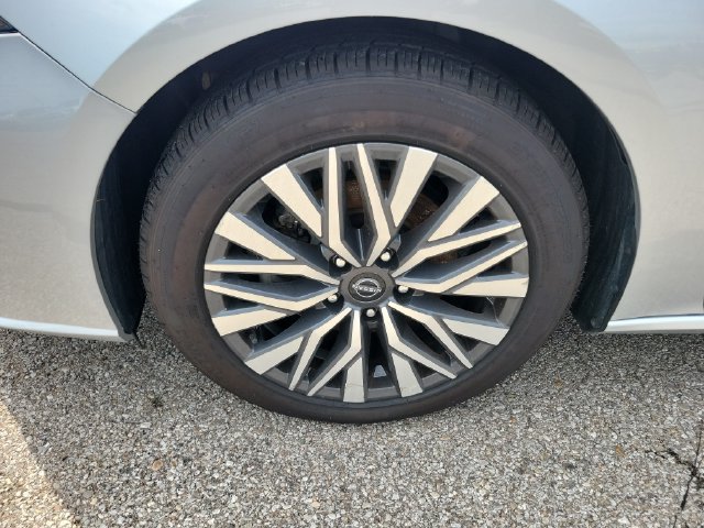 Used 2024 Nissan Altima 2.5 SV FWD image 9