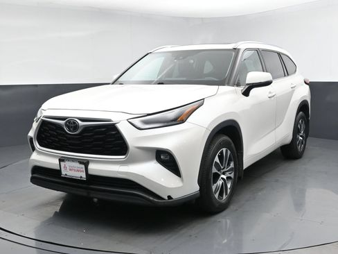 Used 2021 Toyota Highlander XLE AWD/4WD image 1