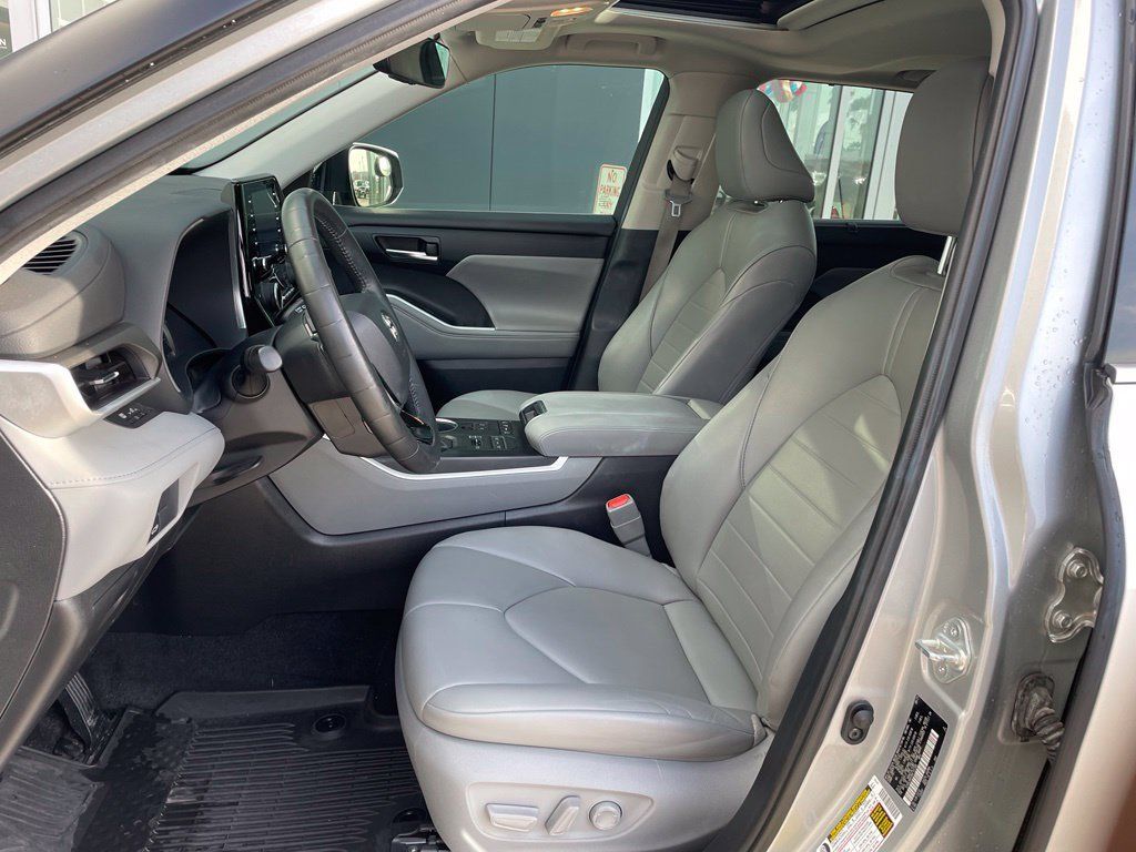 Used 2021 Toyota Highlander XLE AWD/4WD image 11