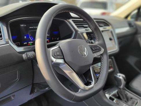 Used 2022 Volkswagen Tiguan SE image 52