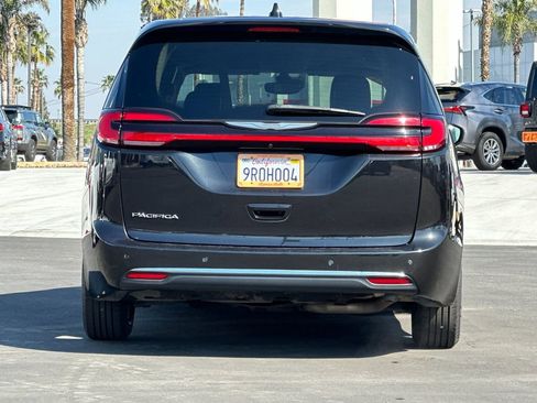 Used 2023 Chrysler Pacifica Touring-L image 5