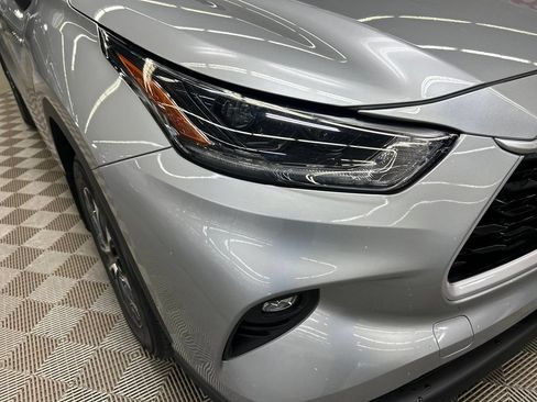 Used 2021 Toyota Highlander XLE FWD image 3