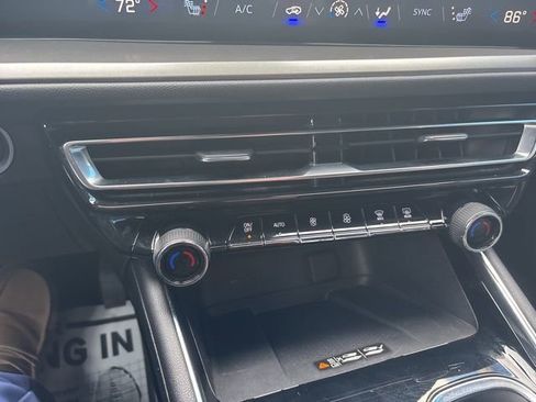 Used 2025 Chevrolet Traverse LT image 19