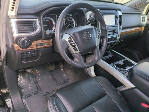 Used 2017 Nissan Titan SL image 11
