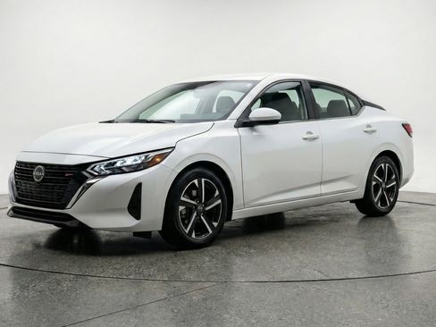 Used 2025 Nissan Sentra SV image 3