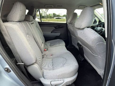 Used 2022 Toyota Highlander LE FWD image 38