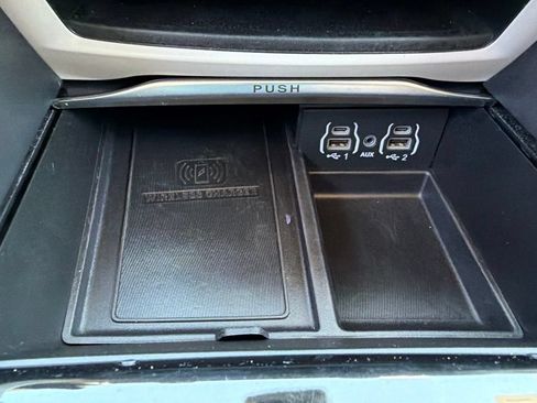 Used 2023 Chrysler Pacifica Limited FWD image 32
