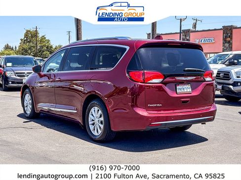 Used 2018 Chrysler Pacifica Touring-L FWD image 2