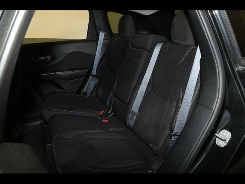 Used 2016 Jeep Cherokee Latitude w/ Safety/Convenience Group AWD/4WD image 18