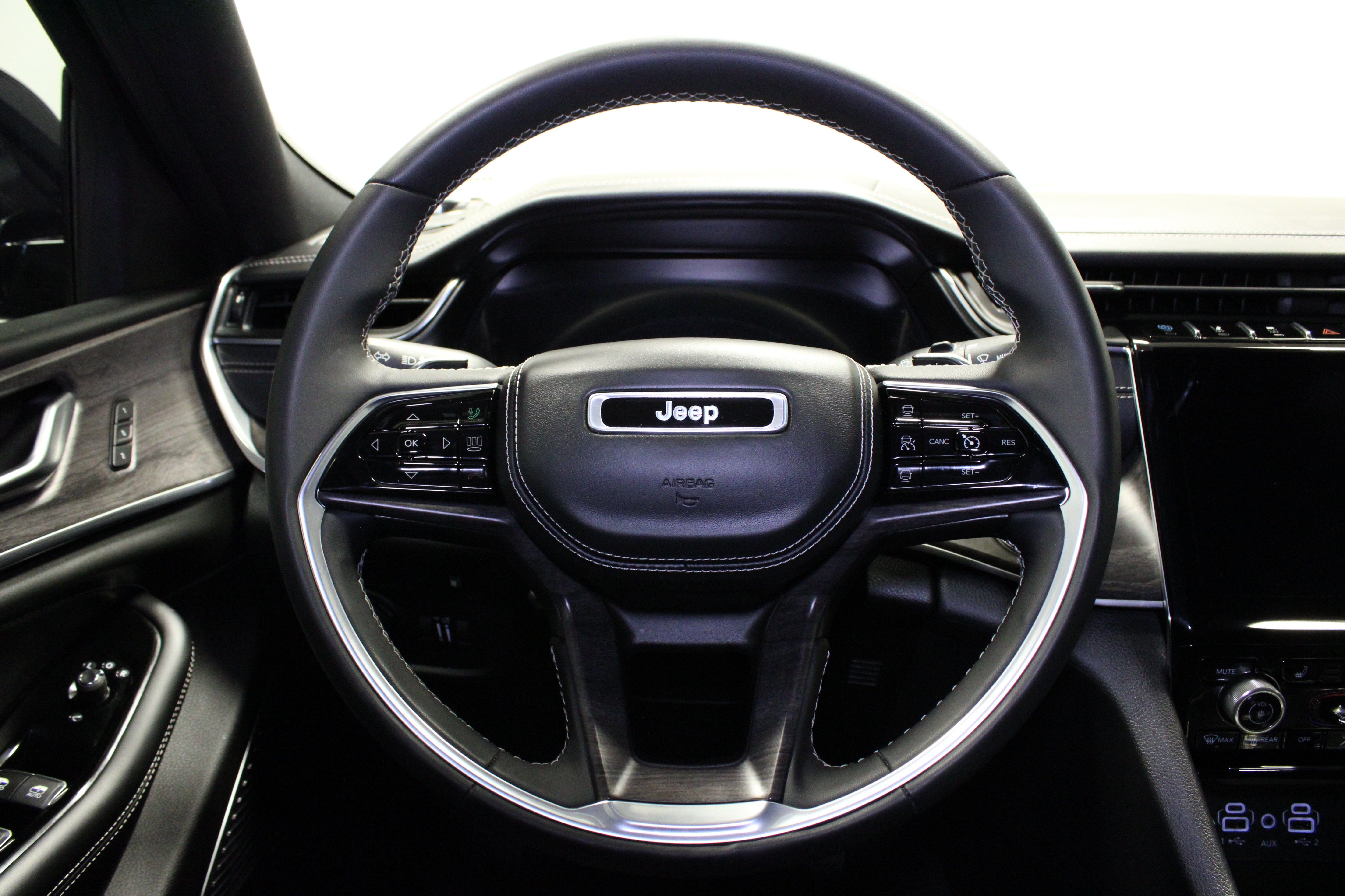 Used 2023 Jeep Grand Cherokee Overland AWD/4WD image 22