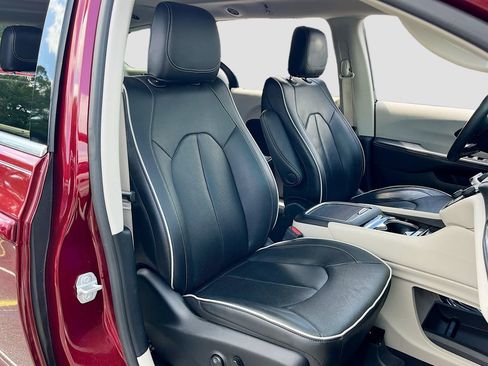 Used 2022 Chrysler Pacifica Limited FWD image 31