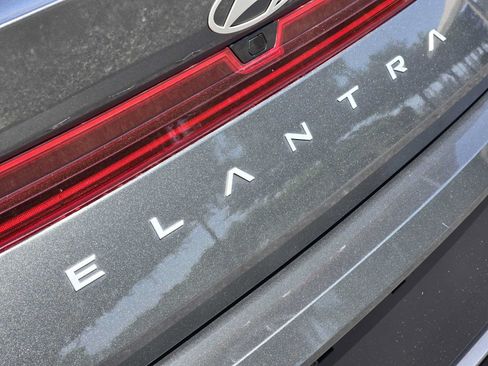 Certified 2025 Hyundai Elantra Limited FWD image 10