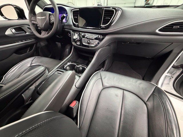 Used 2025 Chrysler Pacifica Limited FWD image 26