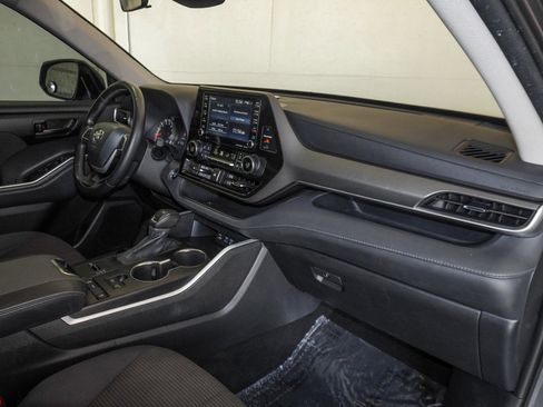 Used 2022 Toyota Highlander LE image 38