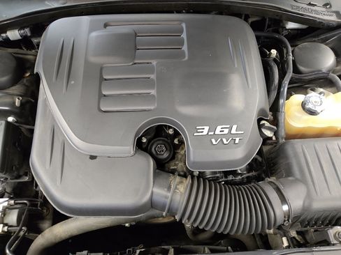 Used 2018 Chrysler 300 Limited AWD/4WD image 30