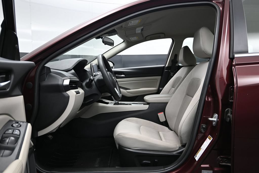 Used 2024 Nissan Altima 2.5 SV FWD image 14