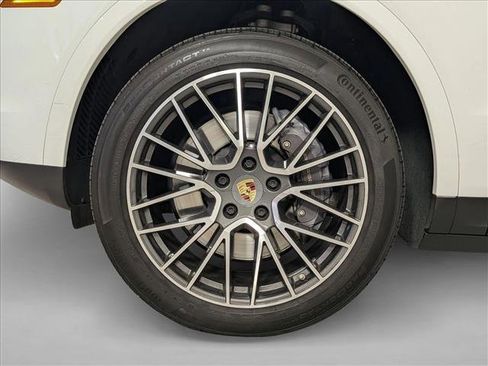 Used 2023 Porsche Cayenne Platinum Edition image 27