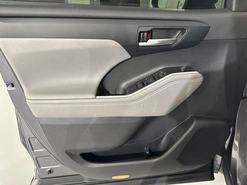 Used 2021 Toyota Highlander XLE FWD image 21