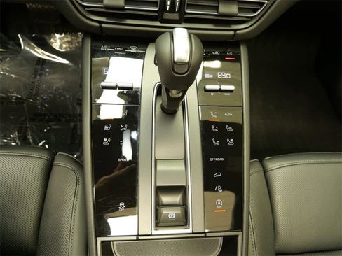 Used 2025 Porsche Macan image 26