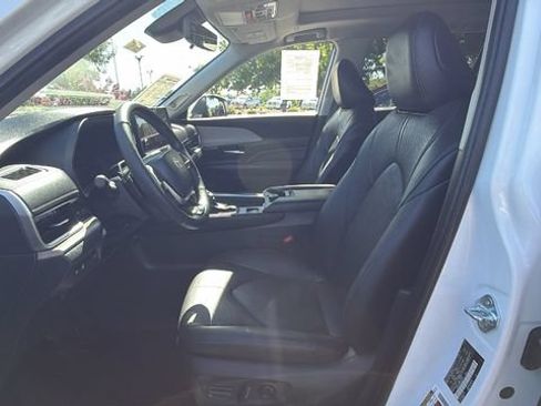 Used 2024 Toyota Grand Highlander AWD image 32