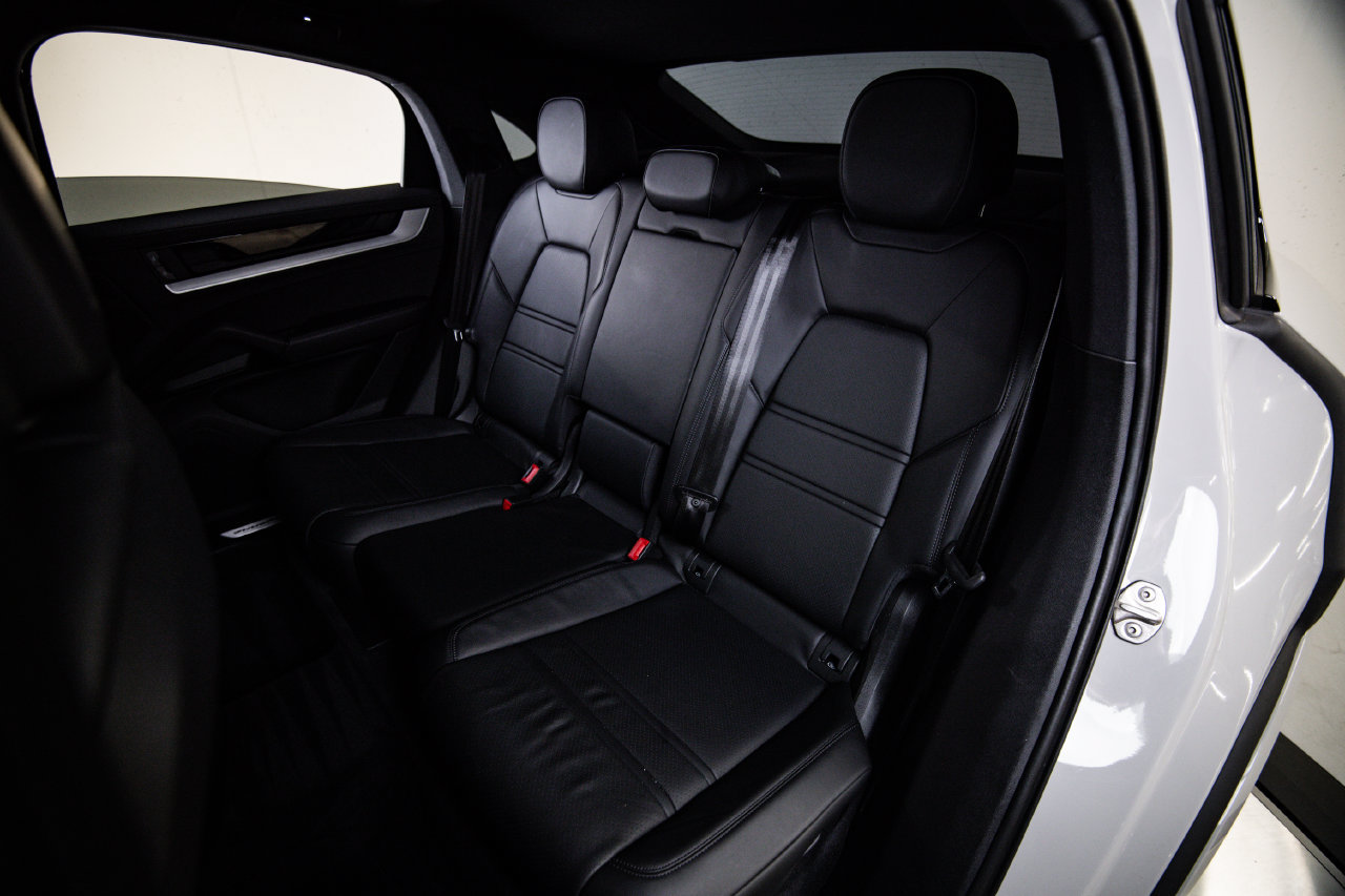 Certified 2024 Porsche Cayenne Coupe AWD/4WD image 24
