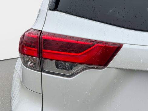 Used 2019 Toyota Highlander Limited w/ Protection Package #3 image 10