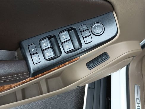 Used 2019 Chevrolet Suburban Premier image 15