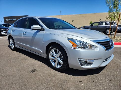 Used 2013 Nissan Altima 2.5 SL w/ Technology Pkg image 2