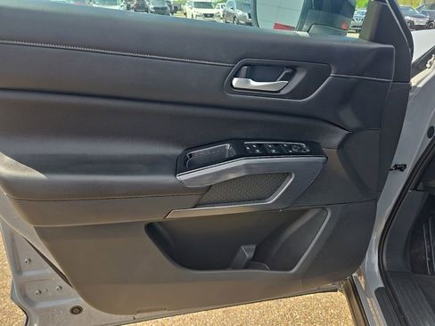 Used 2023 Nissan Pathfinder SL w/ Black Appearance Package AWD/4WD image 9