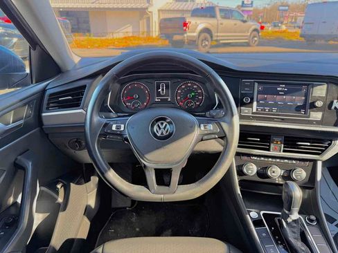 Used 2019 Volkswagen Jetta SE w/ Cold Weather Package image 21
