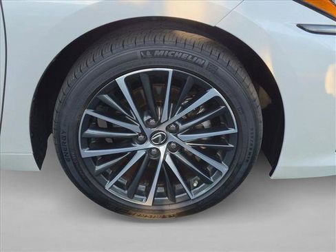 Used 2025 Lexus ES 300h w/ Premium Package FWD image 23