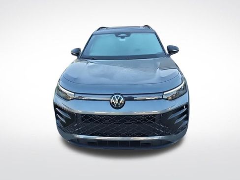 Used 2025 Volkswagen Tiguan SE R-Line image 2